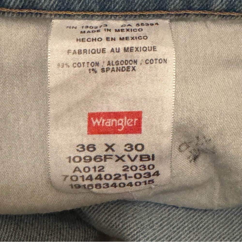 Men's Wrangler Jeans Relaxed Fit Tapered Leg Size 36x30 - Picture 4 of 8